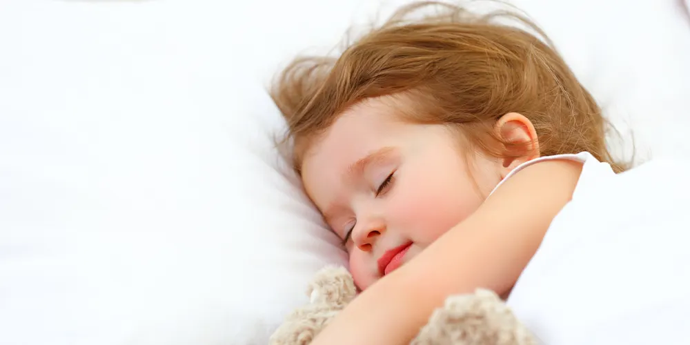 Baby schläft sicher im Familienbett